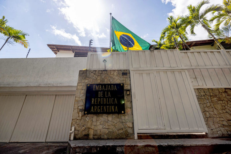 Fotografía de archivo que muestra la bandera de Brasil izada en la Embajada de Argentina en Caracas. EFE/ Henry Chirinos