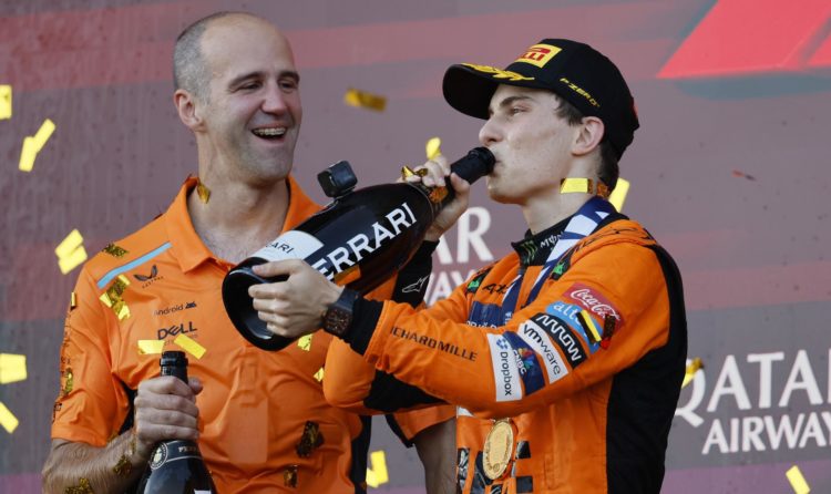 El piloto australiano Oscar Piastri, del McLaren F1 Team, celebra su victoria en Baku. EFE/EPA/YURI KOCHETKOV