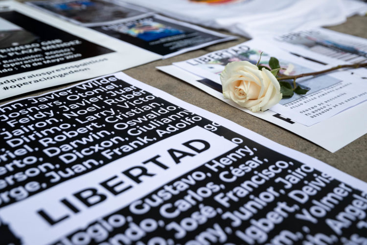 Fotografía de archivo del 18 de julio de 2024 de un cartel con la palabra "libertad" junto a una flor blanca durante una protesta frente al Ministerio Público para exigir la liberación de presuntos presos políticos, en Caracas (Venezuela). EFE/ Ronald Peña