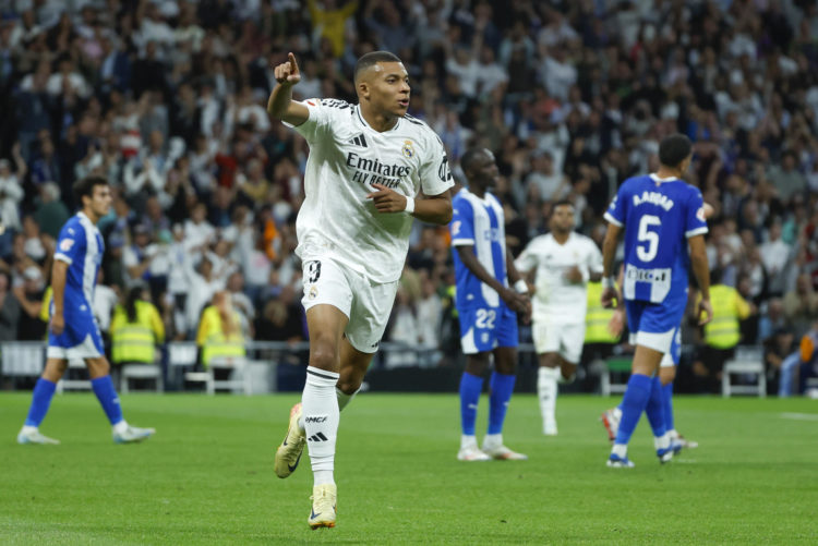 El delantero francés del Real Madrid, Kylian Mbappé, celebra el segundo gol del equipo madridista durante el encuentro correspondiente a la séptima jornada de Laliga EA Sports en el estadio Santiago Bernabéu, en Madrid. EFE / Juanjo Martín.