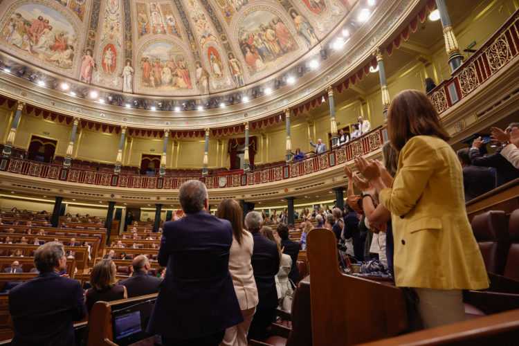 El hemiciclo aplaude al exalcalde de Caracas Antonio Ledezma (arriba), que ha asistido este miércoles a la sesión de control al gobierno celebrada en el Congreso. El Congreso español ha reconocido este miércoles a Edmundo González como legítimo presidente de Venezuela con la aprobación de una propuesta del Partido Popular (derecha) apoyada por aliados del Gobierno socialista, que se quedará en minoría. EFE/Javier Lizón