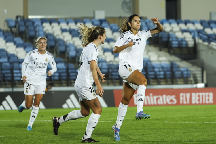 La delantera del Real Madrid Alba Redondo (d) celebra su gol, tercero del equipo blanco, durante el encuentro de la segunda ronda de la UEFA Liga de Campeones Femenina entre el Real Madrid y el Sporting de Portugal disputado este jueves en el Estadio Alfredo Di Stéfano de Madrid. EFE/ Kiko Huesca