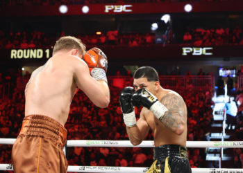 El ‘Canelo’ Álvarez vence por votación unánime a Berlanga y retiene sus títulos mundiales