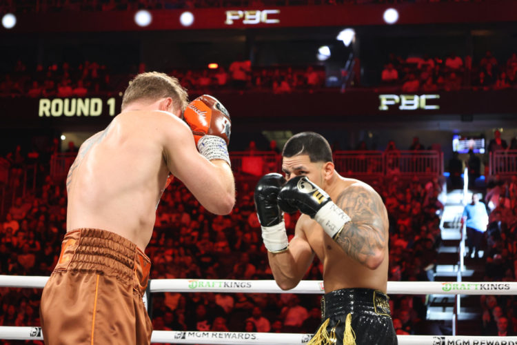 El mexicano Saúl 'Canelo' Álvarez (i) venció por votación unánime al puertorriqueño Edgar Berlanga en el T-Mobile Arena en Las Vegas (Estados Unidos). EFE/ Octavio Guzmán