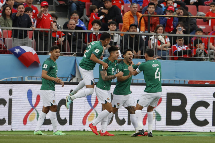 Jugadores de Bolivia celebran un gol en un partido de las eliminatorias sudamericanas para el Mundial de 2026. EFE/ Elvis González