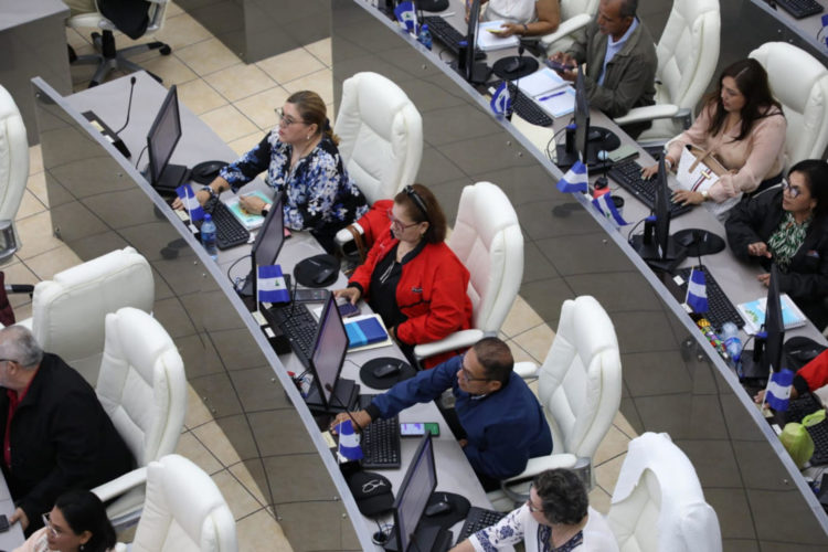 Fotografía cedida por el Parlamento de Nicaragua de una sesión de la Asamblea Nacional (AN) donde se aprobó la reforma a la Ley Especial de Ciberdelitos, este miércoles, en Managua (Nicaragua). EFE/ Parlamento de Nicaragua