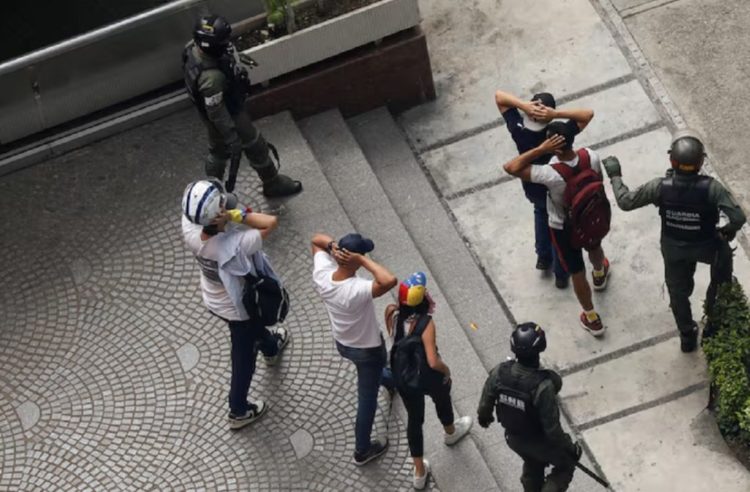 https://www.elnacional.com/venezuela/protestas-poselectorales-denuncian-que-adolescentes-detenidos-fueron-torturados-en-la-sede-de-la-pnb/