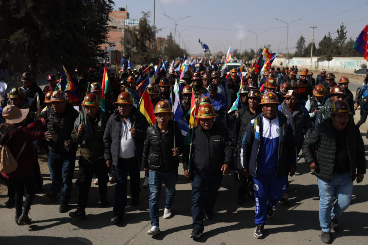 Simpatizantes del expresidente de Bolivia (2006-2019) y líder oficialista, Evo Morales, participan en una marcha este lunes, a la entrada de La Paz (Bolivia). EFE/ Luis Gandarillas