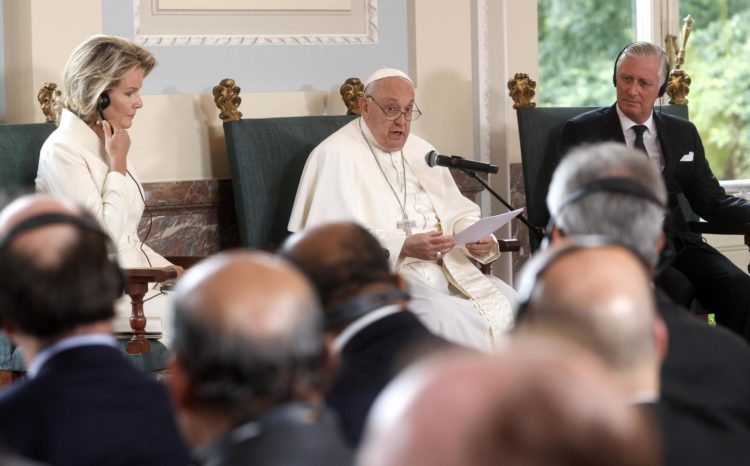 El papa Francisco este viernes en un discurso ante autoridades belgas flanqueado por les reyes Felipe y Matilde. EFE/EPA/OLIVIER HOSLET