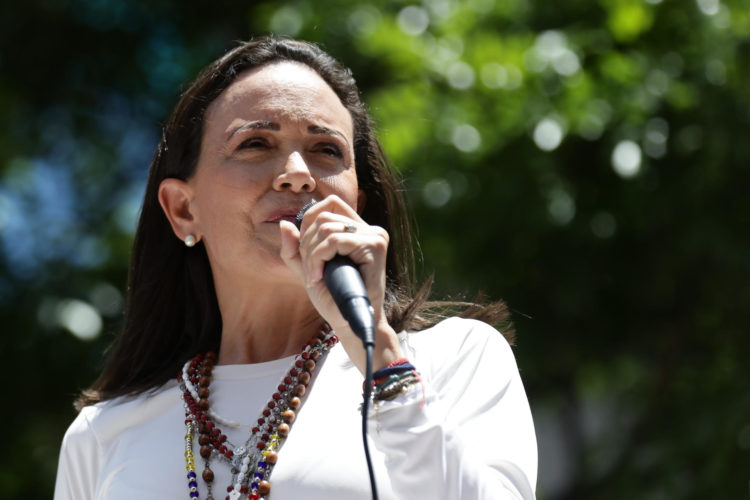 Fotografía de archivo en donde aparece la líder opositora venezolana, María Corina Machado, pronuncia un discurso ante seguidores en una manifestación en Caracas (Venezuela). EFE/ Ronald Peña