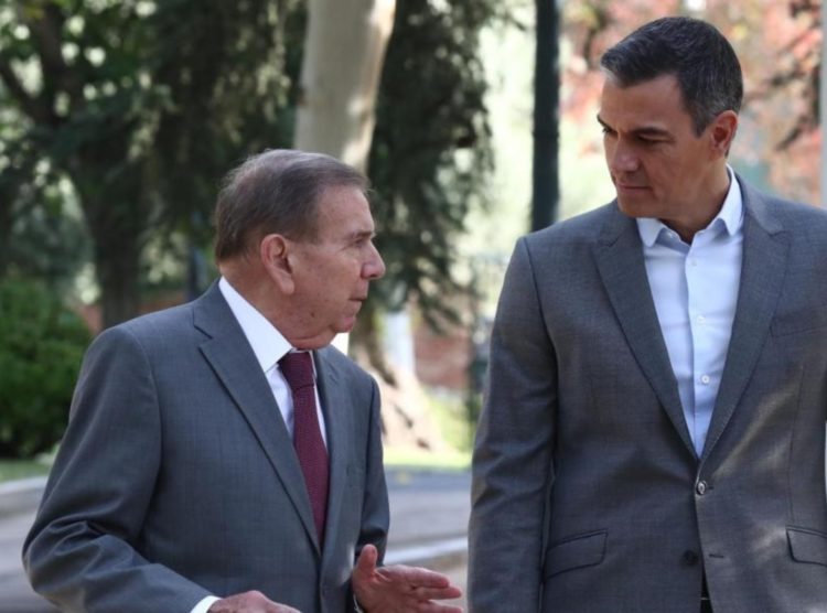 El presidente del Gobierno, Pedro Sánchez, conversa con el opositor venezolano Edmundo González en el Palacio de La Moncloa, en Madrid. Foto: Pool Moncloa/EFE