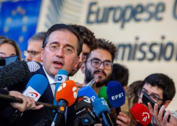 Albares pide a Feijóo que «desautorice inmediatamente» las «calumnias» de Pons al Gobierno
