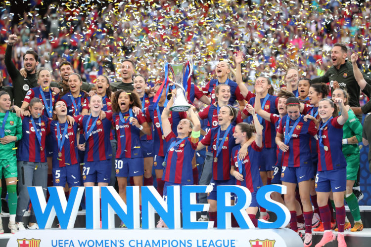 Las jugadoras del FC Barcelona celebran con el trofeo la victoria tras la final de la Liga de Campeones. EFE/LUIS TEJIDO