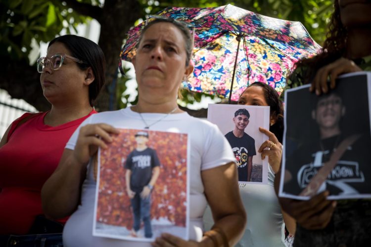 Mujeres sostienen fotografías durante una manifestación y recolección de insumos para familiares presos este miércoles, en Caracas (Venezuela). EFE/ Miguel Gutiérrez