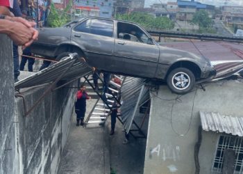 Mérida | Vehículo saltó al techo de una vivienda en El Vigía