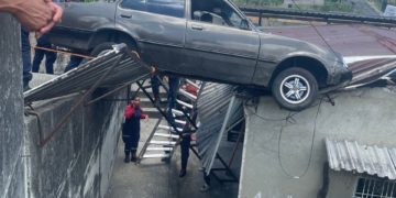 Mérida | Vehículo saltó al techo de una vivienda en El Vigía