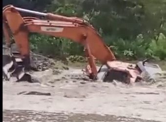 Mérida: Maquinaria en riesgo ante crecida de río en Canaguá