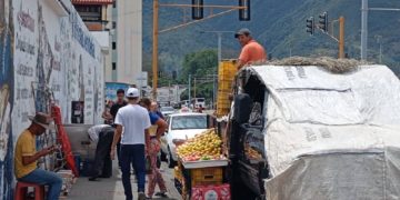 Vendedores obstaculizan entrada a usuarios de la Piscina de la ULA