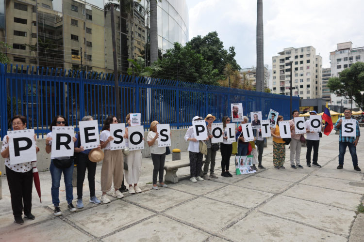 Fotografía de archivo de simpatizantes de la líder opositora María Corina Machado y del opositor Edmundo González Urrutia, durante una manifestación en Caracas en la que piden "hacer respetar la soberanía popular" tras las elecciones presidenciales del 28 de julio. EFE/ Miguel Gutierrez