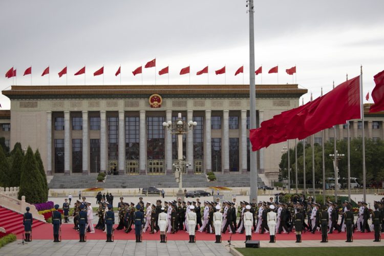 Miembros del Ejército Popular de Liberación caminan hacia el Monumento a los Héroes del Pueblo durante una ceremonia que conmemora el Día de los Mártires, en honor a los héroes nacionales fallecidos, en la Plaza de Tiananmen en Pekín, el 30 de septiembre de 2024, en vísperas del Día Nacional de la República Popular China, que este año celebra su 75º aniversario. EFE/EPA/ANDRÉS MARTÍNEZ CASARES