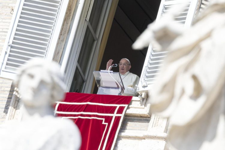 El Papa Francisco se dirige a la multitud desde la ventana del Palacio Apostólico con vista a la Plaza de San Pedro durante la oración del Ángelus, Ciudad del Vaticano, 06 de octubre de 2024. (Papá) EFE/EPA/MASSIMO PERCOSSI