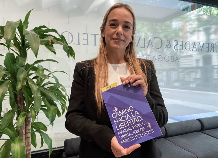 La activista opositora venezolana Lilian Tintori, durante la presentación de 'Camino hacia la libertad', un manual pensado para familiares de presos políticos, este viernes en Madrid. EFE/Patricia Cotelo Bertaiola