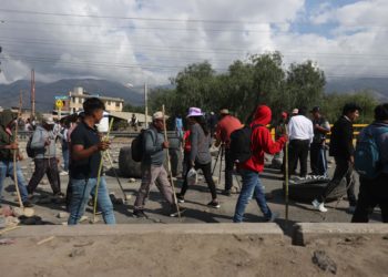 Subidos en cerros, con piedras y dinamita los seguidores de Morales intensifican bloqueos