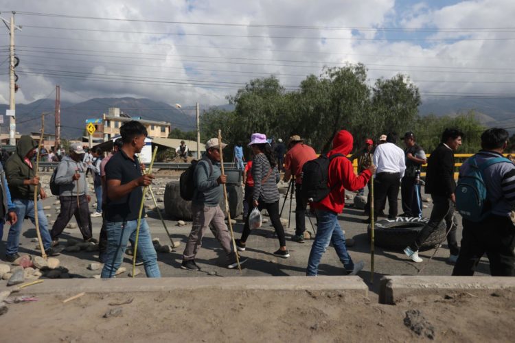 Seguidores del expresidente de Bolivia Evo Morales bloquean una vía durante este lunes, en Sipe Sipe (Bolivia). EFE/ Luis Gandarillas