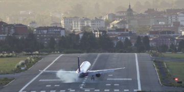 Vientos huracanados dejan en España graves daños, vuelos cancelados y retrasos de trenes