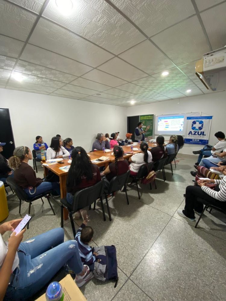 Aspecto de la reunión de la representación de  Azul Positivo con dirigentes de las comunidades.