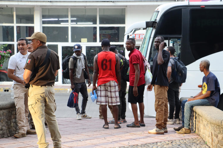 Migrantes abordan un autobús para ser trasladados a Tuxtla Gutiérrez este sábado, en Tapachula (México). EFE/ Juan Manuel Blanco