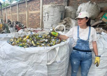 Venezolanos sobreviven vendiendo material reciclable en Cúcuta