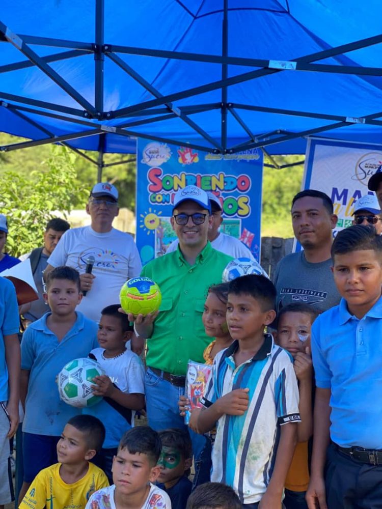 Útiles deportivos para los niños de la localidad.