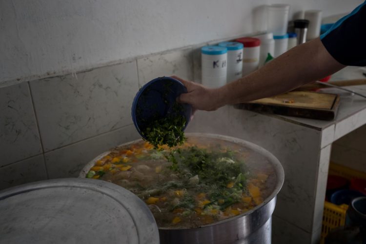 Fotografía de archivo en donde cocinan sopa en Caracas (Venezuela). EFE/MIGUEL GUTIÉRREZ