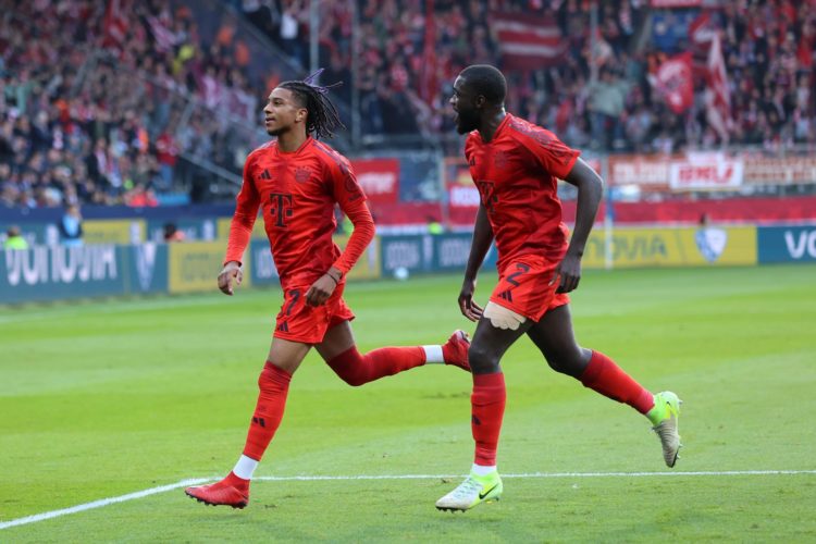 El alemán Michael Olise (I) celebra su gol ante el Bochum en Bochum, Alemania. EFE/EPA/FRANK ZEISING .