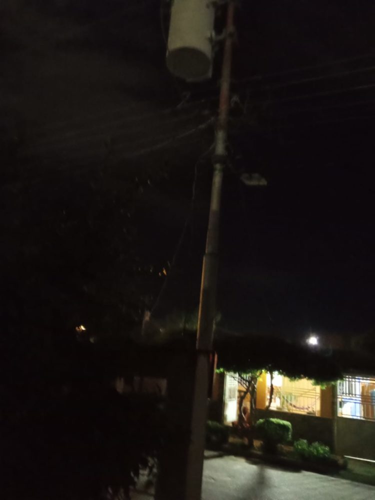 Así se observa la calle principal de la urbanización El Trompillo en horas de la noche.