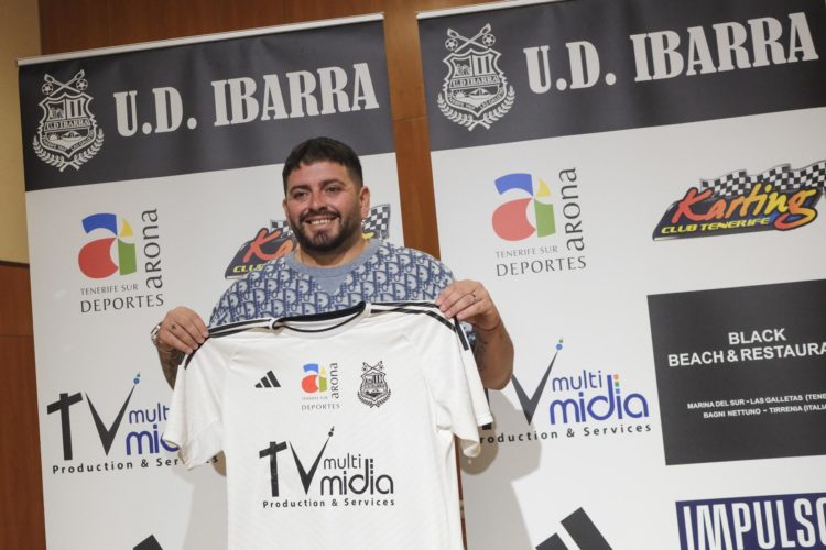 El entrenador italoargentino Diego Maradona Sinagra, hijo de la leyenda del fútbol Diego Armando Maradona, ha sido presentado este viernes como nuevo entrenador de la Unión Deportiva Ibarra, equipo de la localidad de El Fraile, en el sur de Tenerife, que milita en el grupo canario de la Tercera División española. EFE/Alberto Valdés