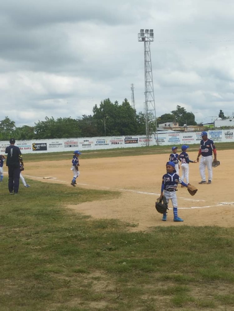 Sucre el beisbol atrae a los niños.