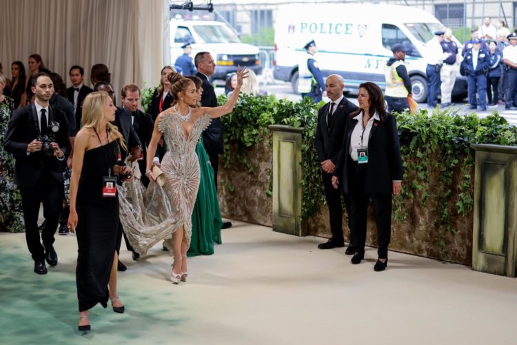 Fotografía del 6 de mayo de 2024 en donde se ve a Jennifer López mientras llega a la alfombra roja de la Met Gala, en el Museo Metropolitano, en Nueva York EFE/JUSTIN LANE