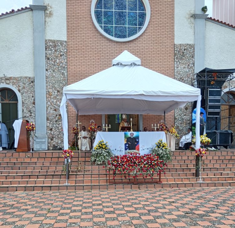 El Obispo Diocesano ofreció sus palabras  sobre el Beato JGH desde el improvisado altar.