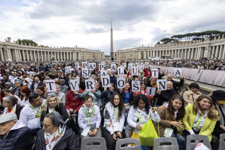 Fieles y prelados esperan la Santa Misa y canonización de 14 santos, entre ellos el español Manuel Ruiz López y otros siete frailes franciscanos, seis de ellos españoles, asesinados en Siria en 1860, celebrada por el Papa Francisco en la Plaza de San Pedro en la Ciudad del Vaticano, el 20 de octubre de 2024. EFE/EPA/MASSIMO PERCOSSI