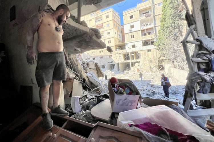 - La gente revisa sus pertenencias en un edificio dañado que fue blanco de un ataque militar israelí el 23 de octubre, en Tiro, Líbano, el 24 de octubre de 2024. El ejército israelí, Tsahal, emitió advertencias para evacuar partes de Tiro que, según afirmó, eran sitios de Hezbollah en el sur del Líbano antes de los ataques aéreos. Según el Ministerio de Salud libanés, más de 2.500 personas han muerto y más de 12.000 han resultado heridas en el Líbano desde el inicio de las recientes escaladas de hostilidades. (Líbano, Hizbulá/Hezbolá) EFE/EPA/STRINGER