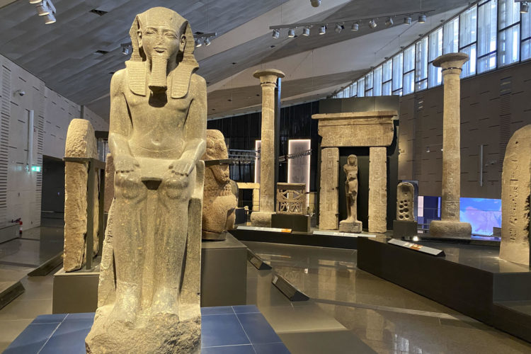 Egipto abrirá mañana, miércoles, las puertas al público de tres nuevas salas del Gran Museo Egipcio (GEM), donde se exhibirán 14.000 nuevas piezas trasladadas al museo de "la cuarta pirámide", en la inauguración parcial prevista y anunciada para el 16 de octubre. El jefe del Departamento de Antigüedades del GEM, Al Tayeb Abbas, aseguró a EFE que se abrirán hasta tres "principales galerías del Gran Museo Egipcio, divididas en tres temas principales: sociedad, infancia y eternidad". EFE/ Raúl Martín Lorenzo