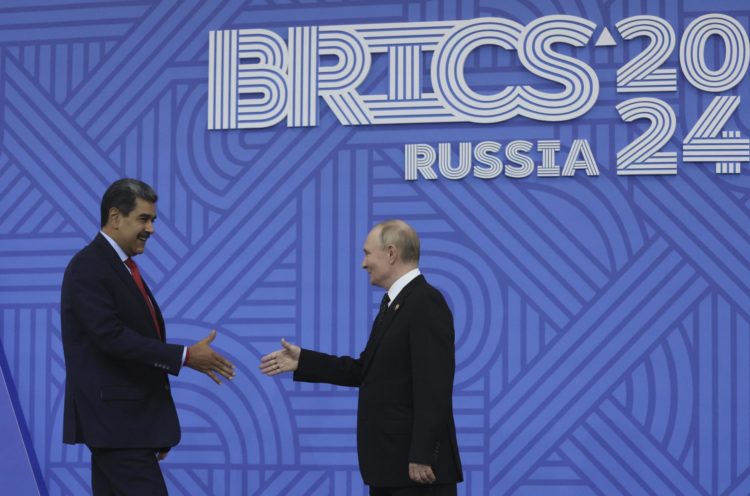 El presidente ruso, Vladimir Putin (derecha), y el presidente de Venezuela, Nicolás Maduro, participan en una ceremonia oficial de bienvenida para los jefes de delegaciones en la Cumbre BRICS 2024 en Kazán, Rusia, el 23 de octubre de 2024.EFE/EPA/Maxim Shipenkov