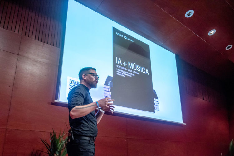 BILBAO, 29/10/2024.- El director de FUTURX, Nicolás Madoery, interviene en la primera jornada del encuentro internacional de Industria Musical BIME con una ponencia sobre la inteligencia artificial, este martes en el Palacio Euskalduna de Bilbao. EFE/Javier Zorrilla