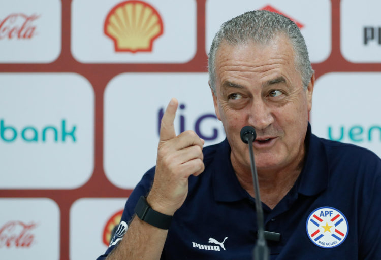 El seleccionador de Paraguay, el argentino Gustavo Alfaro, en una rueda de prensa en el Centro de Alto Rendimiento en Ypané previo al juego con Venezuela. EFE/ Juan Pablo Pino