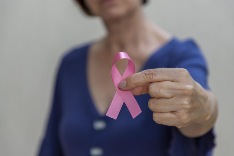 Fotografía cedida por Roche de una mujer sosteniendo un lazo rosa en la mano por la campaña de prevención del cáncer de mama. EFE/ Roche /SOLO USO EDITORIAL/SOLO DISPONIBLE PARA ILUSTRAR LA NOTICIA QUE ACOMPAÑA (CRÉDITO OBLIGATORIO)