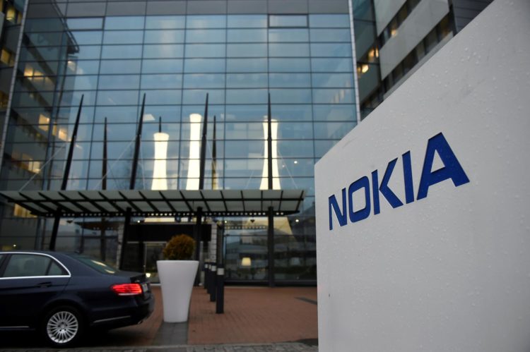 En la imagen de archivo, vista del logotipo de Nokia en la entrada de la sede de la compañía en Espoo (Finlandia). EFE/ Markku Ojala