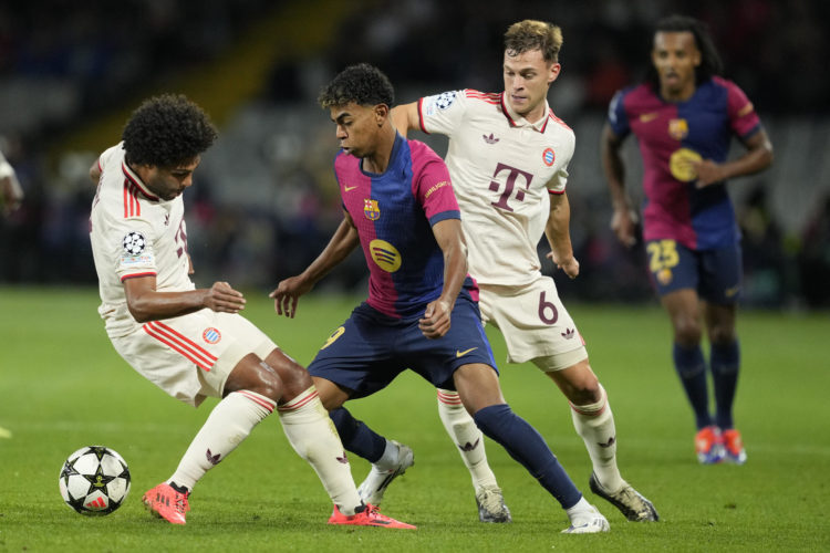 El delantero del FC Barcelona Lamine Yamal (c) se escapa del defensa del Bayern Joshua Kimmich (d), durante el encuentro correspondiente a la fase regular de la Liga de Campeones que disputan hoy miércoles FC Barcelona y Bayern Munich en el estadio Olímpico Lluis Companys, en Barcelona. EFE/Alejandro García.