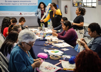 Migrantes varados en la frontera norte de México hallan en el arte un sustento económico